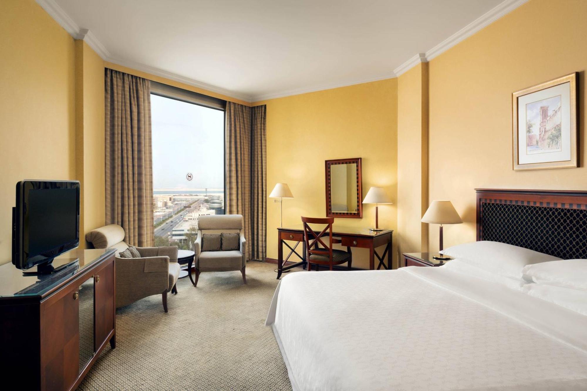 Sheraton Dammam Hotel & Convention Centre Ngoại thất bức ảnh A guest room at the Hilton Athens