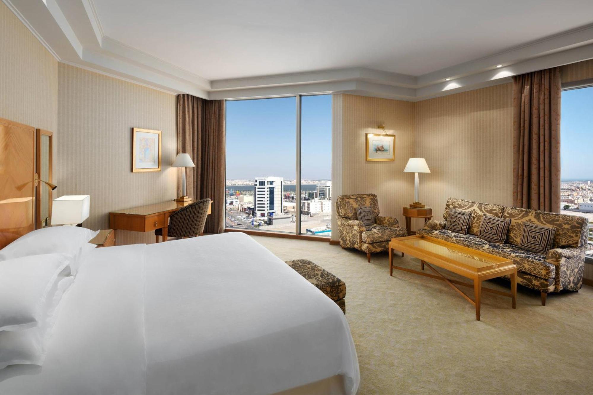Sheraton Dammam Hotel & Convention Centre Ngoại thất bức ảnh A guest room at the Jumeirah Atlantis
