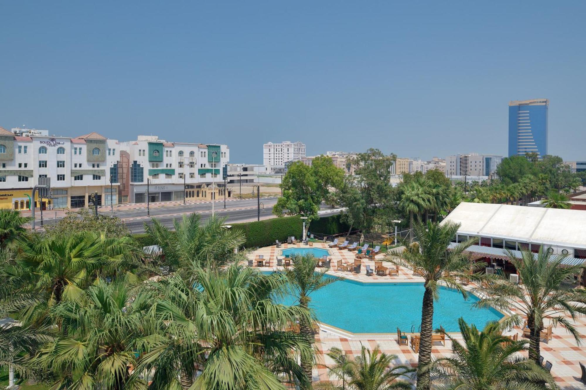 Sheraton Dammam Hotel & Convention Centre Ngoại thất bức ảnh A view of the pool at Jumeirah Lakes Towers