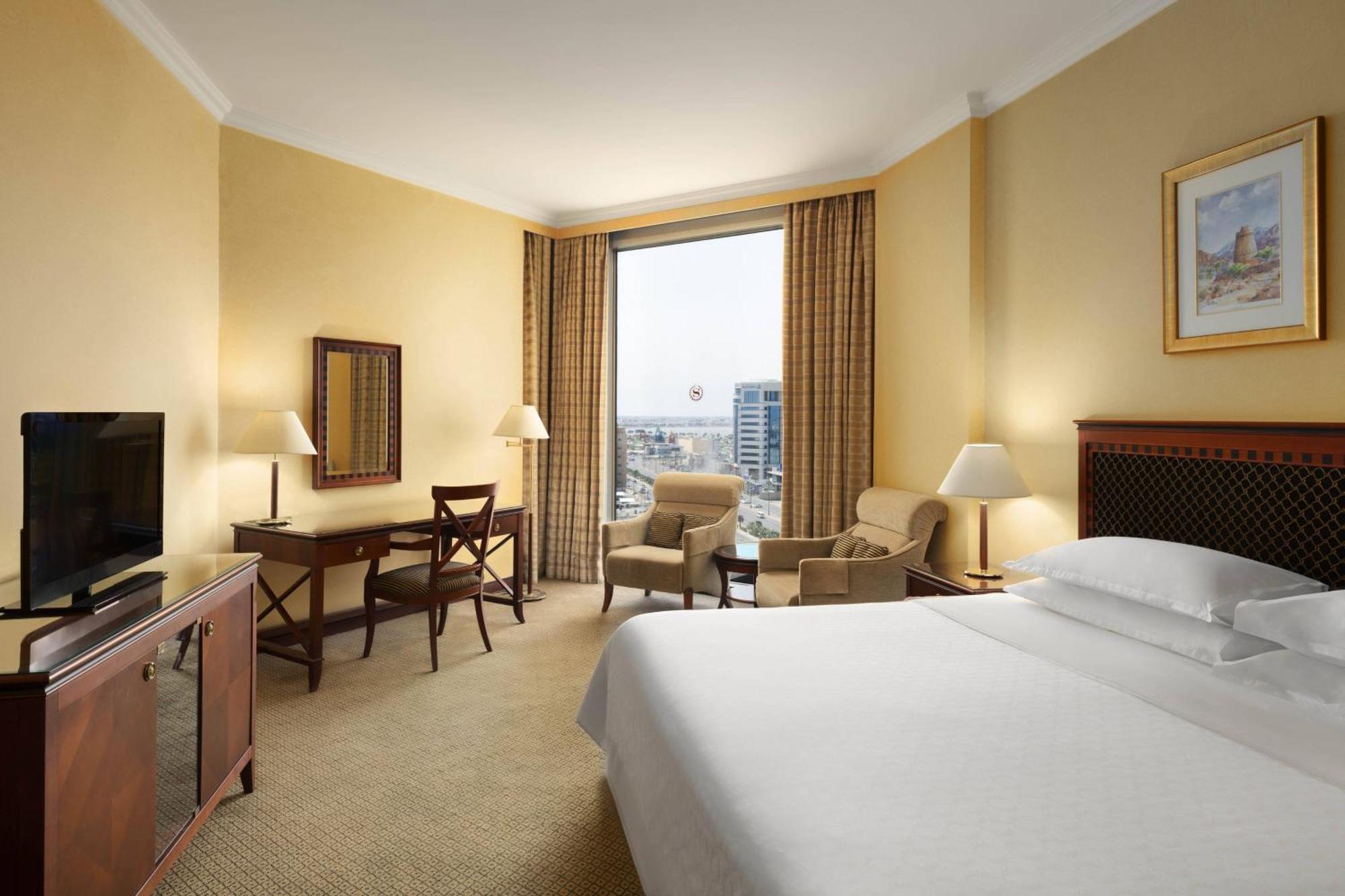 Sheraton Dammam Hotel & Convention Centre Ngoại thất bức ảnh A guest room at the hotel