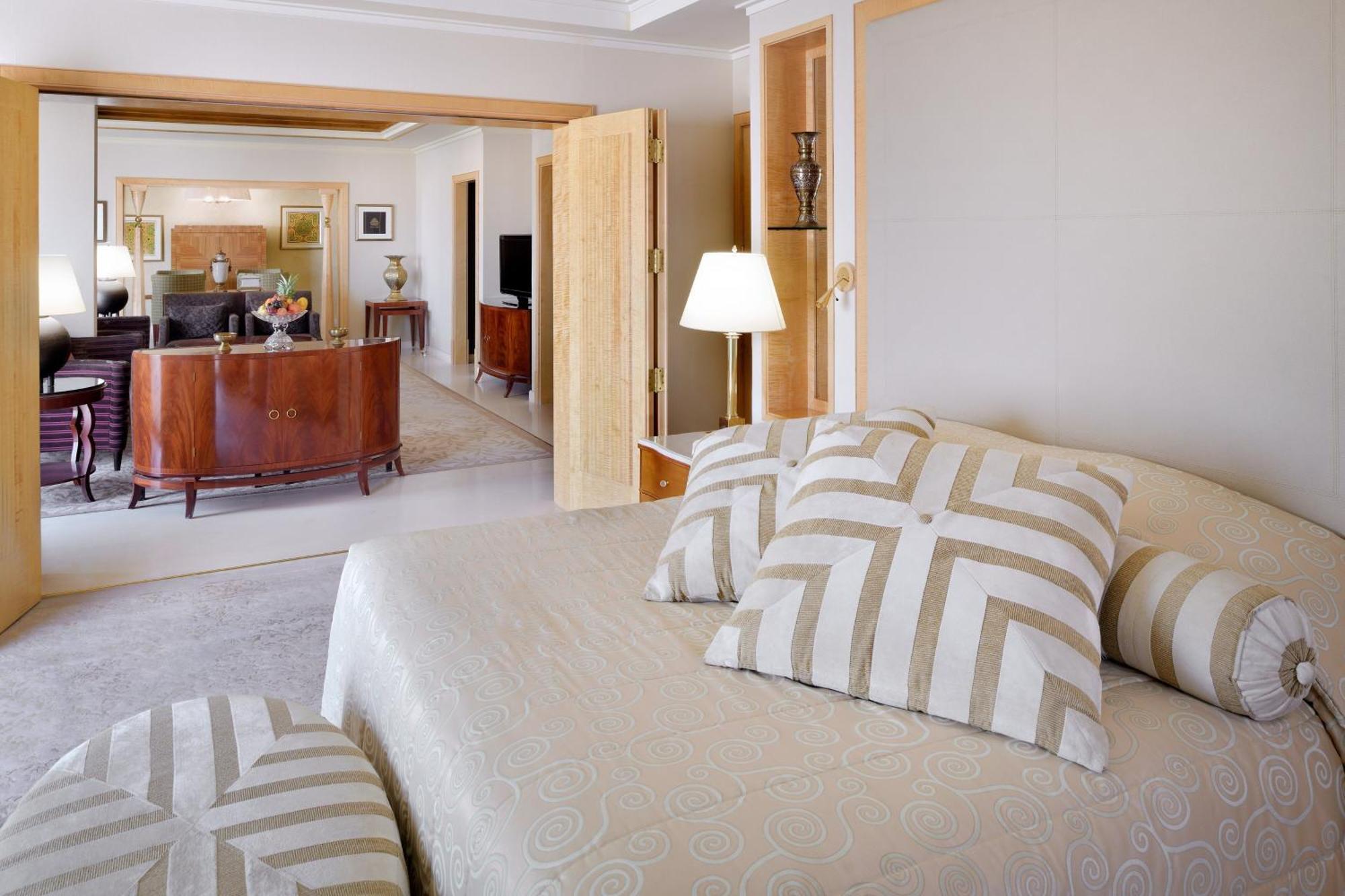 Sheraton Dammam Hotel & Convention Centre Ngoại thất bức ảnh A suite at the hotel